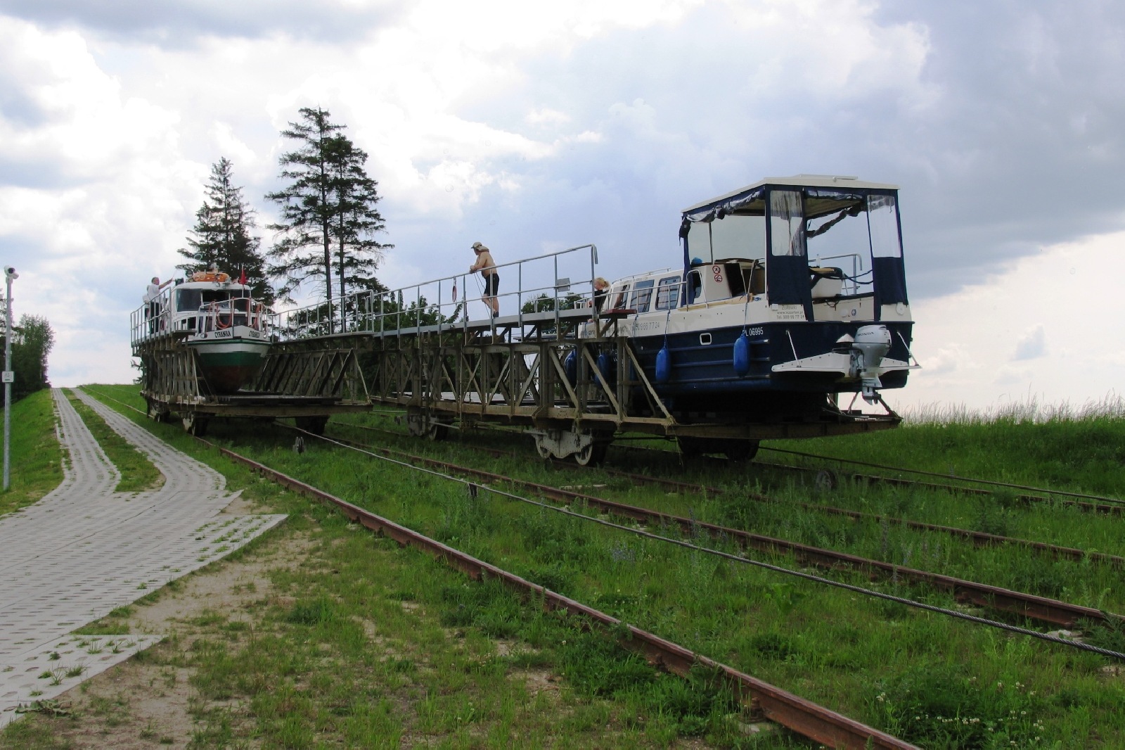 Ustawianie jachtu na pochylniach Kanału Elbląskiego